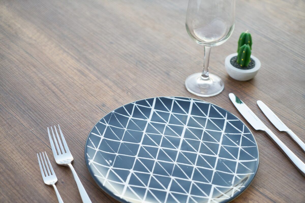 plato vacío con cubiertos