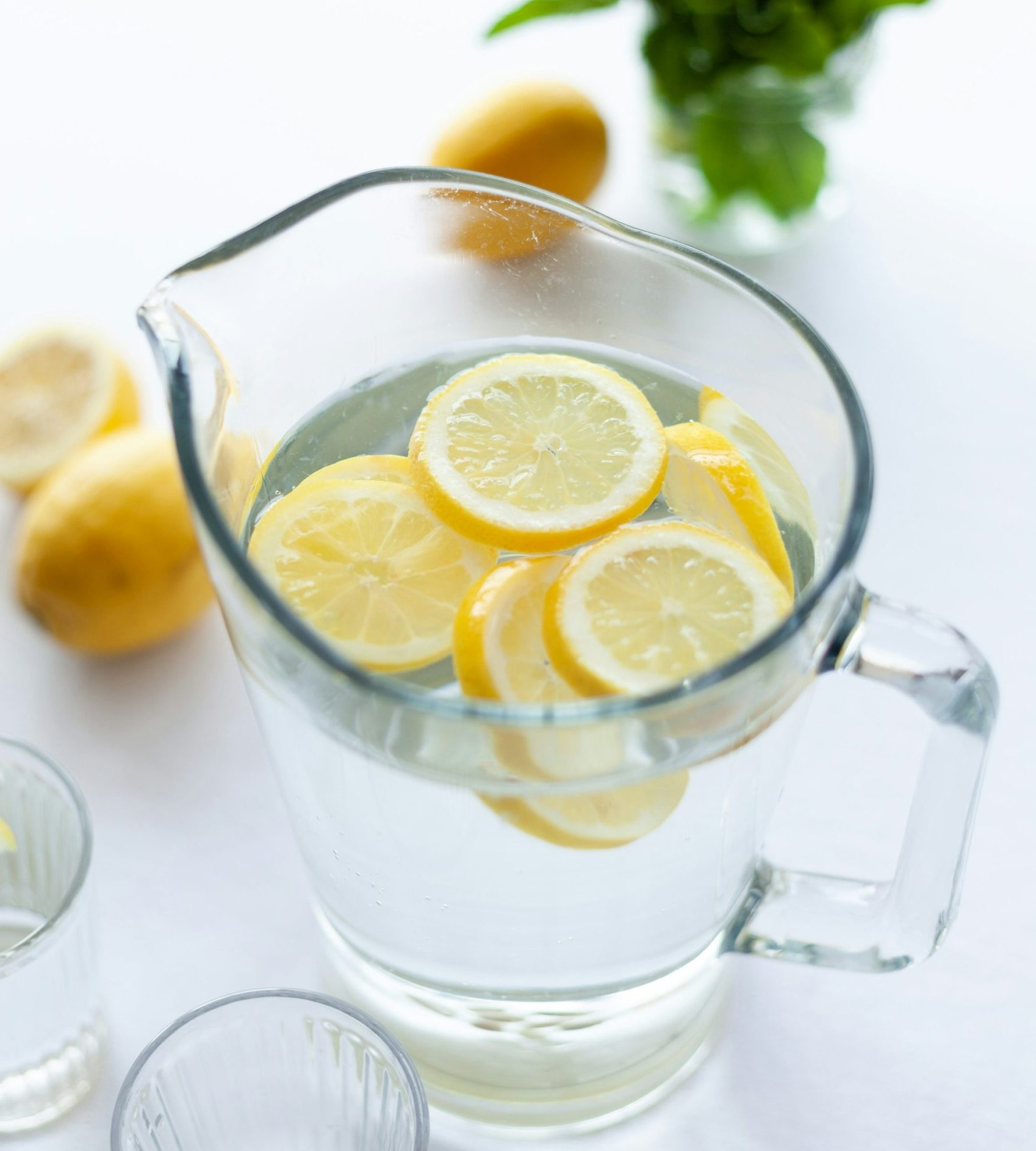 Jarra agua con limones un monton de zumos de frutas con un monton de vitaminas